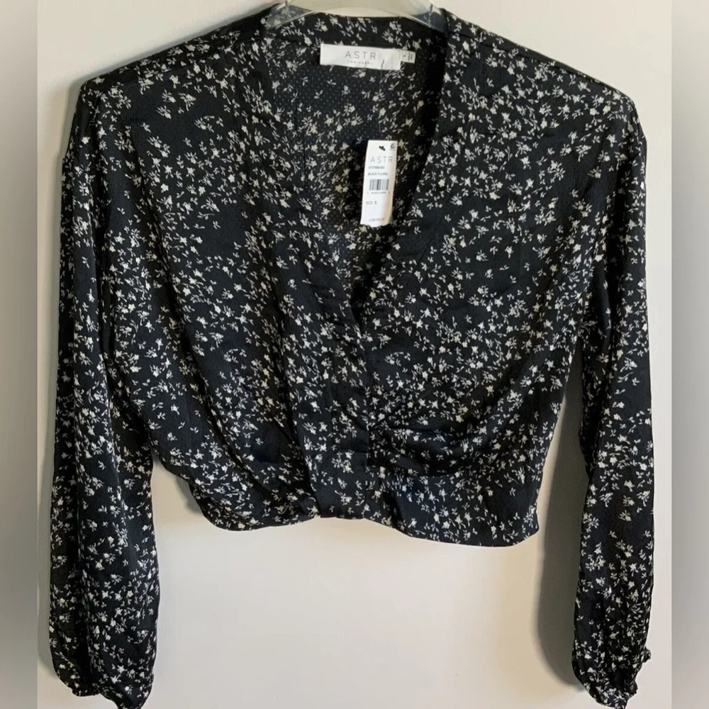 ASTR Black Floral 100% Polyester V-Neck Blouse Small NWT - Picture 1 of 7